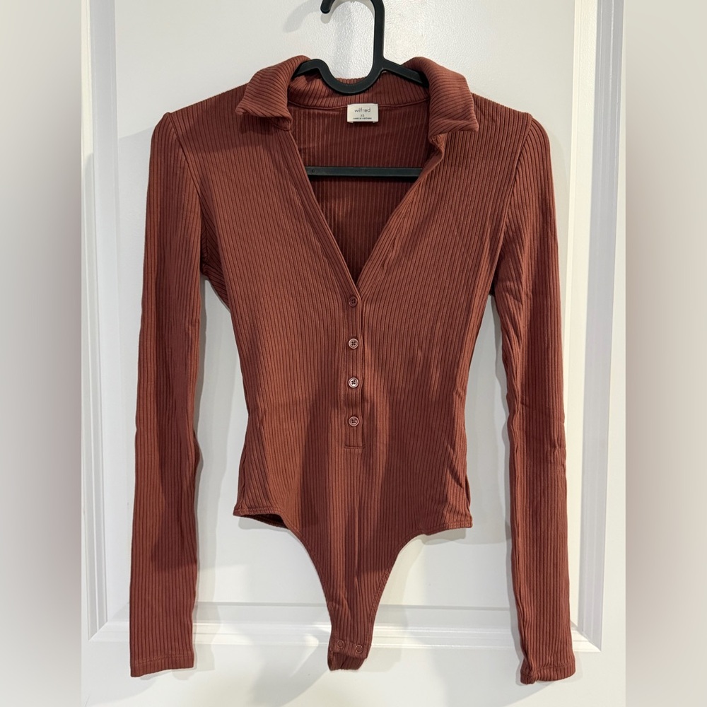 Aritzia Wilfred Rust-Colored Ribbed Button-Up Bodysuit